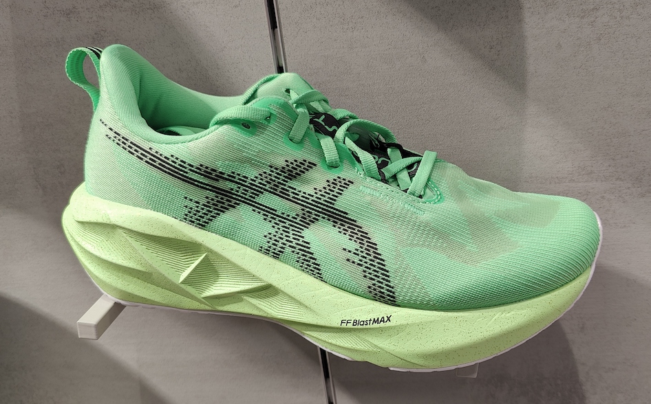 ASICS Novablast 5 -peruskestävyyskenkä Intersport Forum Kampissa.