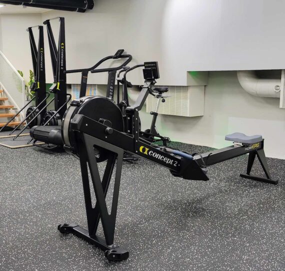 Concept2-soutulaite rowerg ja hiihtolaite skierg Fressi Kamppi kuntosalilla Helsingissä. Hyrox harjoittelu ja urheiluhieronta Kampissa.