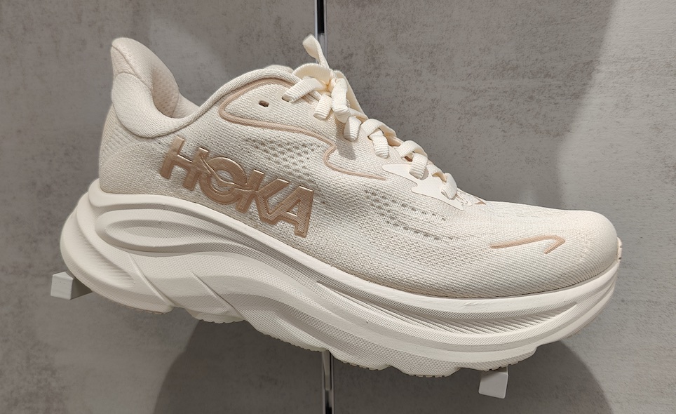 HOKA Clifton 10 -juoksukenkä Intersport Forum Kampissa.