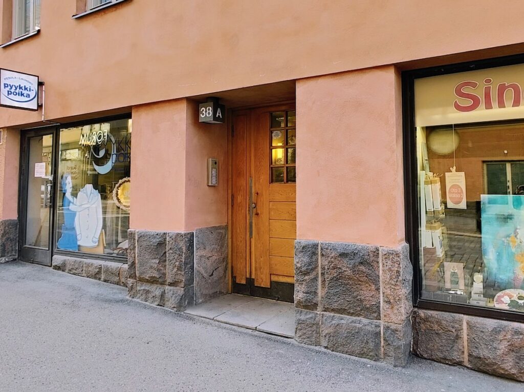 Koulutetun hierojan viihtyisät toimitilat Helsingin Kampissa Pietolan Jugenglinnassa.
