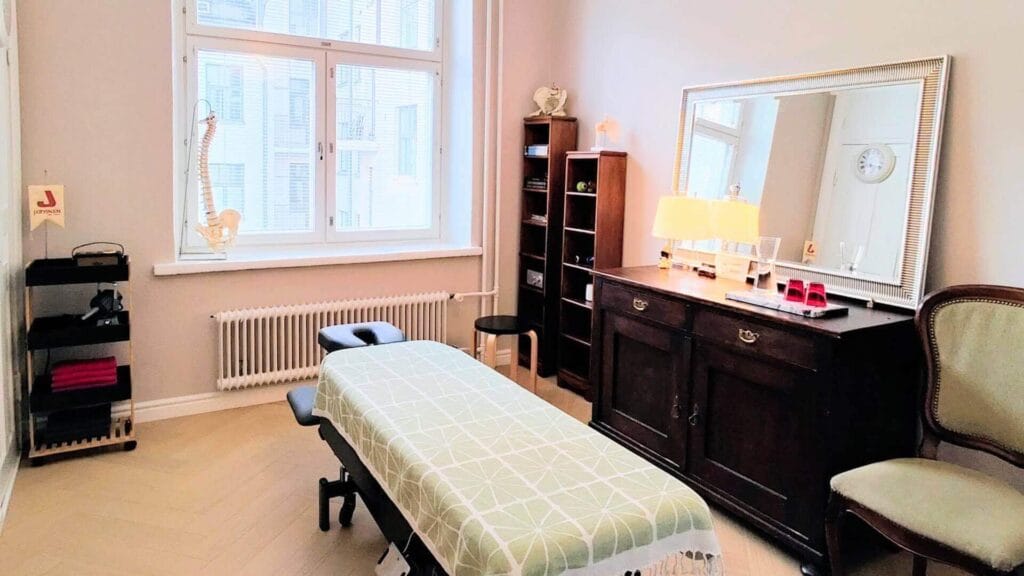 Hierontavastaanottohuone Helsingin Kampissa, keskustassa, Yrjönkatu 38 A. Huone valoisa viihtyisä ja rauhallinen. Pietola Jugendlinna.